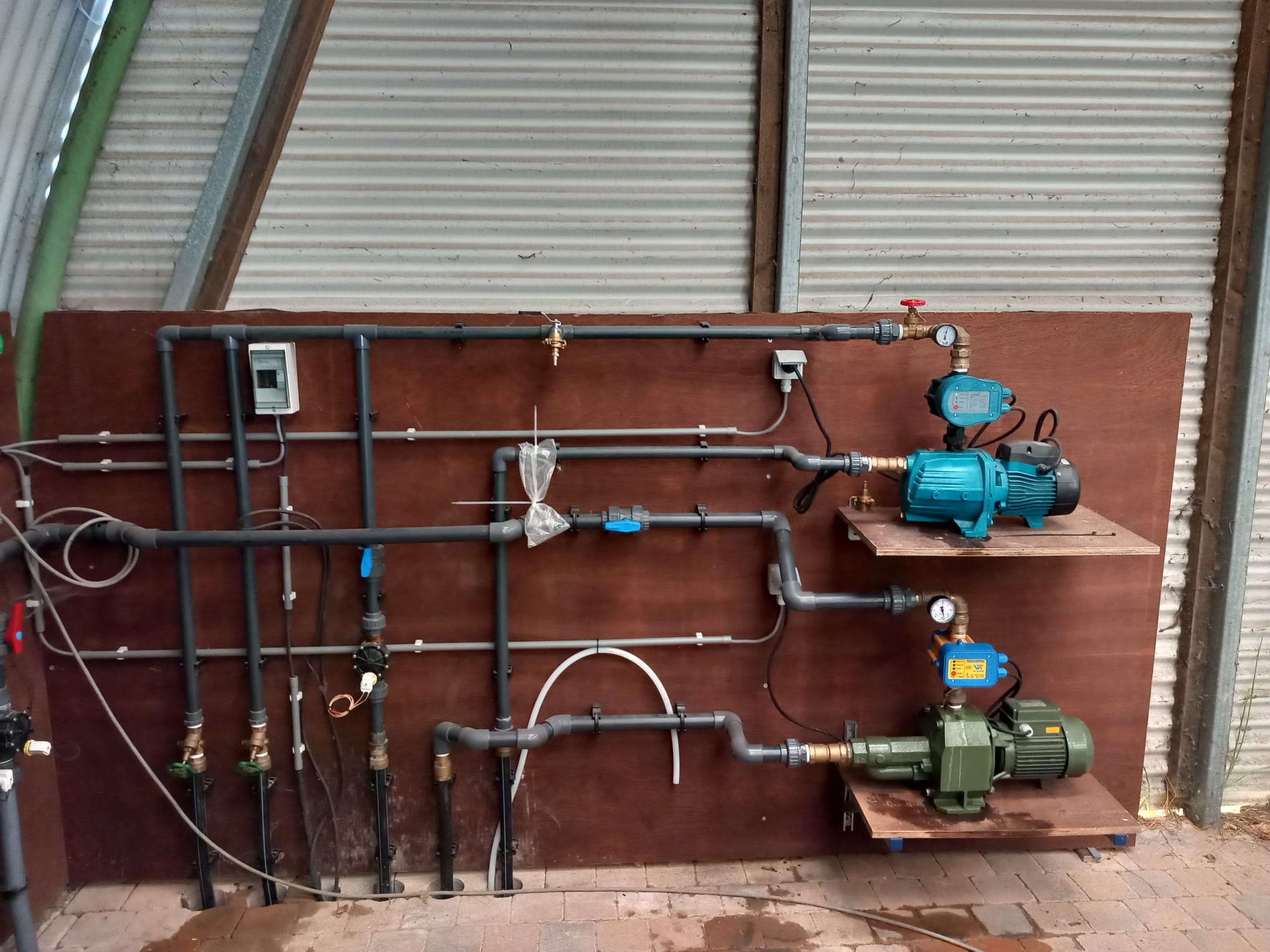 Plaatsing van een warmtepompboiler met buitenlucht-aanzuig in een berging te Sint-Amandsberg.